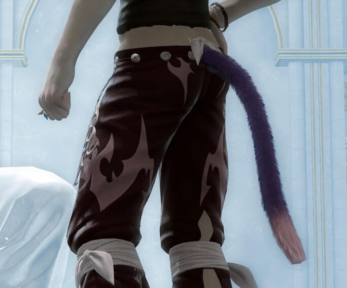 Behind / Tail